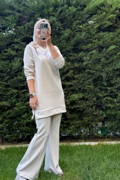 Broş detaylı Tunik ve pantolon Bej