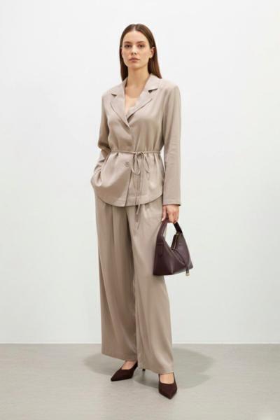 Puanne düğme detaylı ipek kupra takım bej